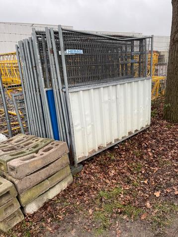 23 bouwhekken, 23 betonnen voeten en veel klemmen beschikbaar voor biedingen