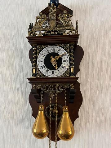 Antieke klok beschikbaar voor biedingen