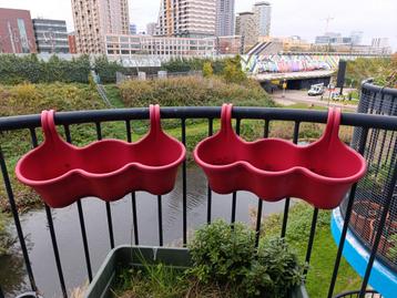 2 Rode Balkon Plantenbakken - Plastic beschikbaar voor biedingen