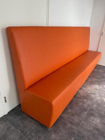 Strakke oranje bank – 2,97m – wachtkamer / horeca / kantoor beschikbaar voor biedingen
