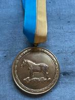 Medaille 1973 Paarden aan lint geel blauw, Postzegels en Munten, Penningen en Medailles, Verzenden, Overige materialen