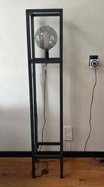 Mooie zwarte staande lamp, Huis en Inrichting, Lampen | Vloerlampen, Ophalen, Nieuw, Hout, 150 tot 200 cm