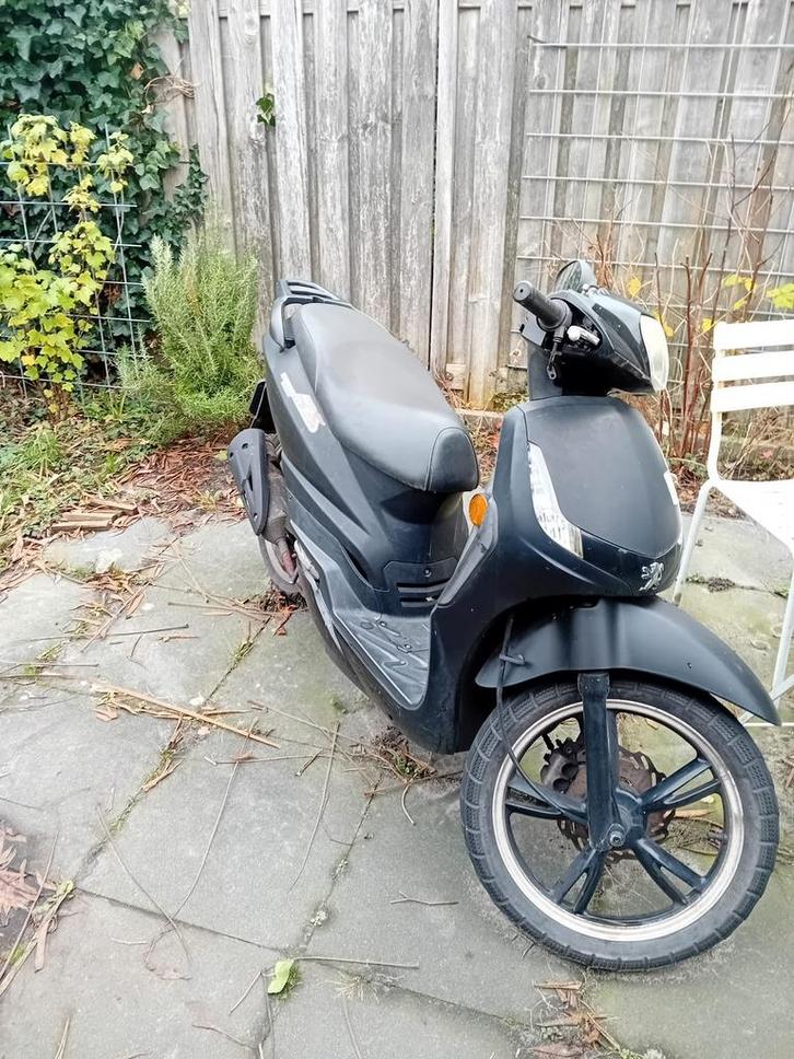 Brommer Peugeot Tweet RS (loopt niet), Fietsen en Brommers, Snorfietsen en Snorscooters, Gebruikt, Peugeot, Benzine, Ophalen