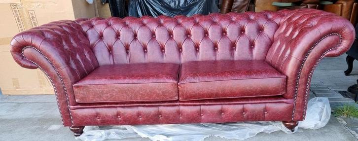AANBIEDING Chesterfield showroommodel bank + BEZORGING, Huis en Inrichting, Banken | Bankstellen, Nieuw, Rechte bank, Leer, Ophalen of Verzenden
