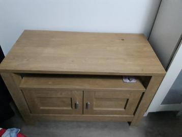 Houten kastje met deurtjes beschikbaar voor biedingen