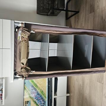 Een hoge kast voor tijdens het camperen beschikbaar voor biedingen