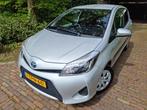 Toyota Yaris 1.5 Full Hybrid Aspiration Led/Navi/Camera, Auto's, Te koop, Zilver of Grijs, Hatchback, Gebruikt