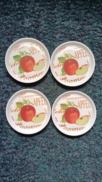 4 Onderzetters. Hard plastic. Wit met een appel erop. beschikbaar voor biedingen
