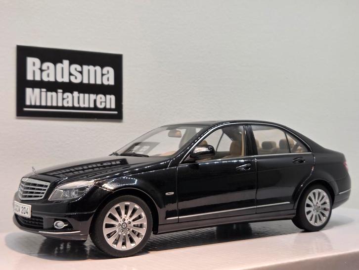 Mercedes-Benz C-Klasse W204 sedan - Zwart - 1:18 AUTOart, Hobby en Vrije tijd, Modelauto's | 1:18, Zo goed als nieuw, Auto, Autoart