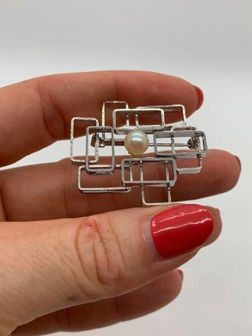 X325 Prachtige zilveren broche met parel beschikbaar voor biedingen