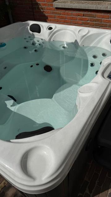 5-persoons Spa Jacuzzi uitstekende staat beschikbaar voor biedingen
