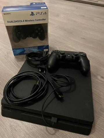 Playstation 4 met toebehoren en twee controllers beschikbaar voor biedingen