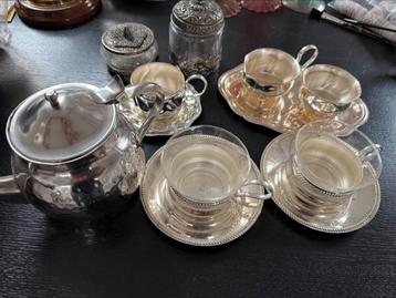 Antieke set kopjes en suiker en melk pot  beschikbaar voor biedingen