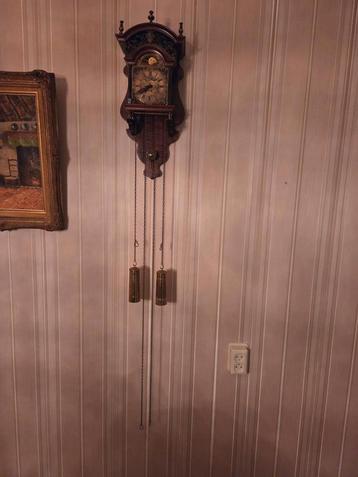 Te koop  oude twee klokken   beschikbaar voor biedingen