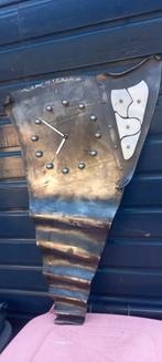 UNIEKE WANDKLOK VERVAARDIGD UIT GEPATTINEERD RVS . VAN DE DE, Antiek en Kunst, Antiek | Klokken, Ophalen of Verzenden