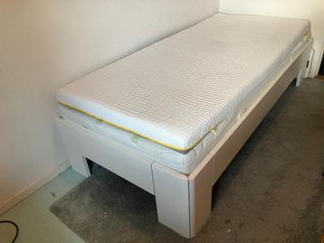Nieuw bed met hagelnieuw matras +  traagschuim topper beschikbaar voor biedingen