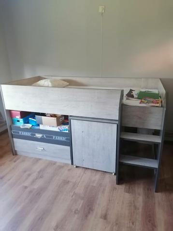 Kinderkamer Bed Kledingkast Bureau Buro beschikbaar voor biedingen