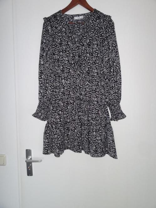 Superleuke MNG bloemen tuniek zwart met witte bloemen.maat S, Kleding | Dames, Blouses en Tunieken, Zo goed als nieuw, Maat 38/40 (M)