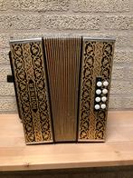 Hohner Goudbrand, hagelnieuw.C-F. Plastic zit nog om basriem, Muziek en Instrumenten, Accordeons, Ophalen of Verzenden, Hohner