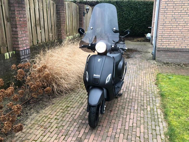 Berini scooter mat zwart, zwarte valbescherming, scherm tint, Fietsen en Brommers, Snorfietsen en Snorscooters, Zo goed als nieuw