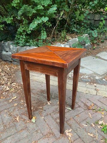 Houten tafeltje / bijzettafel beschikbaar voor biedingen