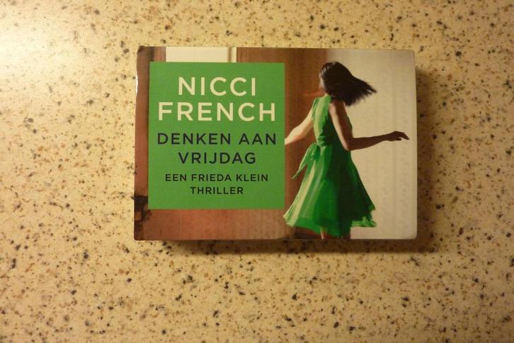 dwarsligger 344 Nicci French - Denken Aan Vrijdag, Boeken, Thrillers, Zo goed als nieuw, Ophalen of Verzenden