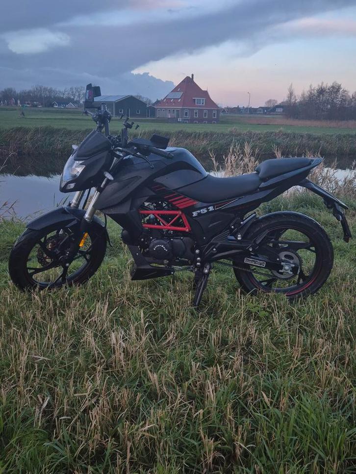 Killerbee F51 50cc - 2025 - 4681km - 1e eigenaar!, Fietsen en Brommers, Brommers | Overige merken, Gebruikt, Maximaal 45 km/u