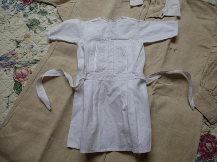 Antiek wit jurkje/ schortjurkje / schortje I * Nous Deux*, Antiek en Kunst, Antiek | Kleding en Accessoires, Kinderen, Ophalen of Verzenden