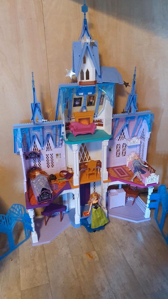 Frozen Elsa Kasteel met Accessoires en 3 Poppen, Kinderen en Baby's, Speelgoed | Poppenhuizen, Gebruikt, Poppenhuis, Ophalen of Verzenden