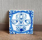 Oude blauwwitte tegel met tulp, Antiek en Kunst, Antiek | Wandborden en Tegels, Ophalen of Verzenden