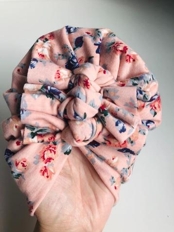 Baby muts roze strikken bloemen 6 mnd - 1 jaar beschikbaar voor biedingen