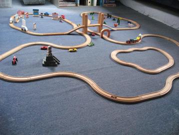Houten treinbaan + extra's beschikbaar voor biedingen