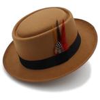 Beige pork pie hoed met veer / heren dames wollen fedora, Kleding | Heren, Hoeden en Petten, Verzenden, Nieuw, Hoed