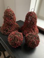 2 gevlochten wilgentakjes klokken met rode kunst besjes, Ophalen