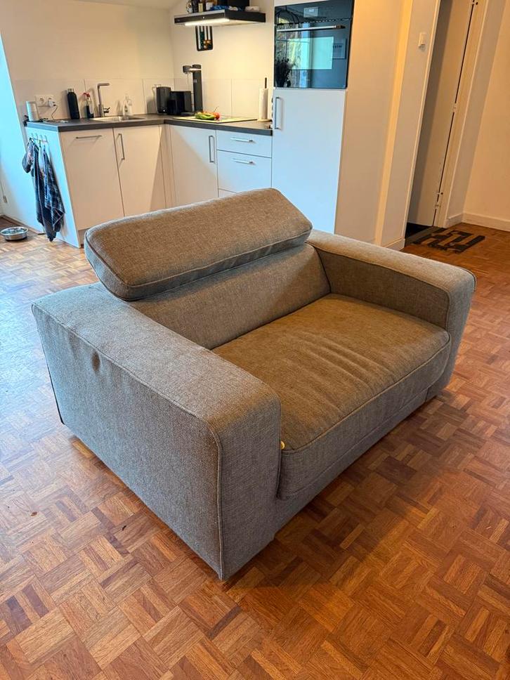 Anderhalfzitsbank met verstelbare hoofdsteun - Grijs, Huis en Inrichting, Fauteuils, Gebruikt, Stof, 125 cm of meer, Ophalen