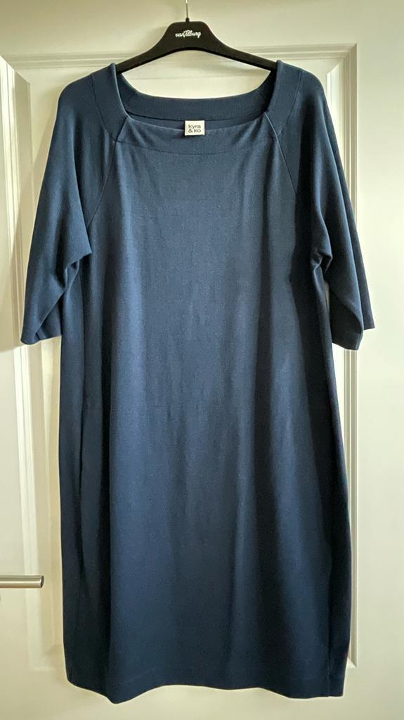 Kyra & Ko Donkerblauwe Jurk Maat 44, Kleding | Dames, Jurken, Zo goed als nieuw, Maat 42/44 (L), Blauw, Knielengte, Ophalen of Verzenden