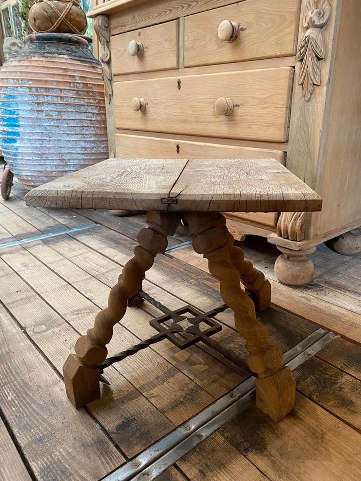 Landelijk tafeltje bijzettafeltje met metaal ornament, Antiek en Kunst, Antiek | Meubels | Tafels, Ophalen