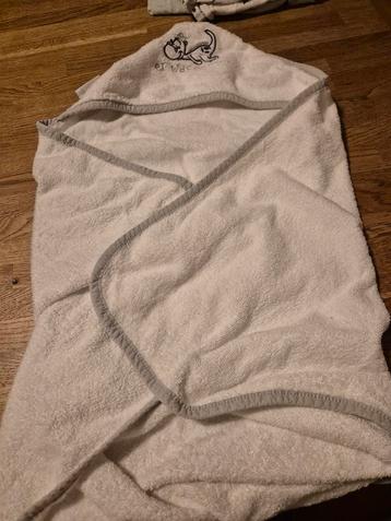 Witte Wikkeldoek met Capuchon beschikbaar voor biedingen