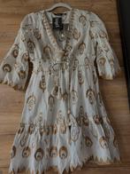 Boho Zomerjurk Wit/Goud - Nieuw!, Kleding | Dames, Jurken, Wit, Ophalen of Verzenden, Zo goed als nieuw, Knielengte