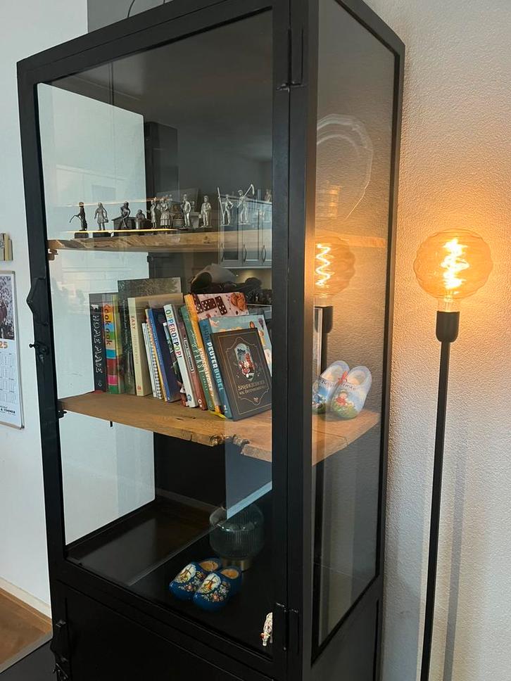 Vitrinekast van staal met glasdeur en opbergvak., Huis en Inrichting, Kasten | Vitrinekasten, Zo goed als nieuw, 150 tot 200 cm