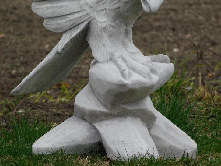 Adelaar met vleugels omhoog - vol steen, Tuin en Terras, Tuinbeelden, Zo goed als nieuw, Dierenbeeld, Steen, Ophalen of Verzenden