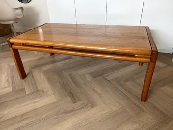 Deense mid century vintage (massiek) teakhouten salontafel beschikbaar voor biedingen