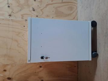 Witte kast op wielen, met slot en lade, meerdere te koop beschikbaar voor biedingen