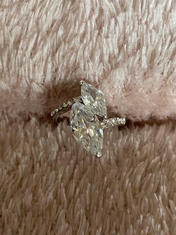 Ring met rinestones beschikbaar voor biedingen