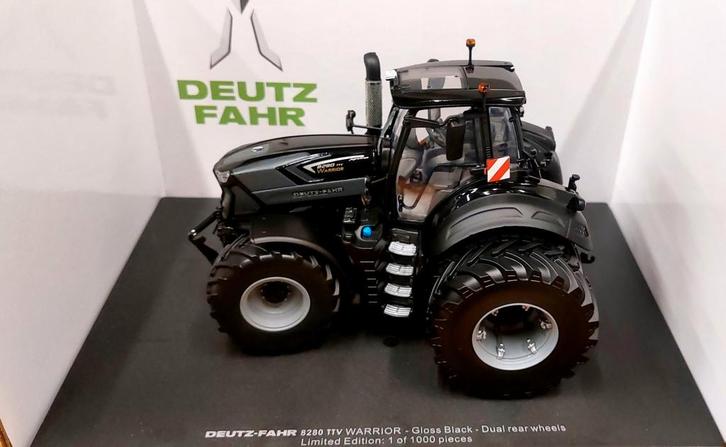 Deutz Fahr 8280 TTV Warrior Gloss Black met Dubbellucht, Hobby en Vrije tijd, Modelauto's | 1:32, Nieuw, Tractor of Landbouw, Universal Hobbies