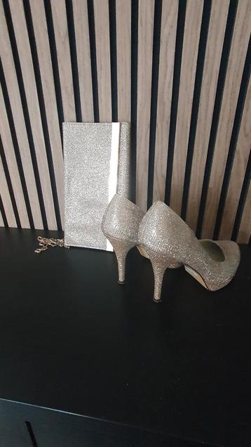 Gouden pumps 40 met bijpassende envelop tas beschikbaar voor biedingen