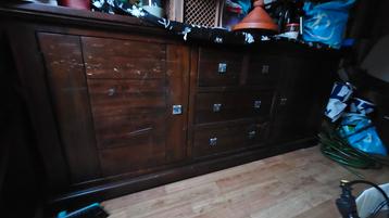 Houten Dressoir met Lades en Deuren beschikbaar voor biedingen