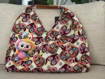 Tas met Labubu pop erop, verschillende kleuren beschikbaar voor biedingen
