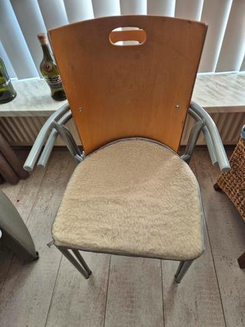 Twee hout met metalen stoelen en schapenvacht kussentjes beschikbaar voor biedingen