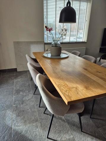 Eikenhouten eettafel met kruis poot en 6 bouclé stoelen  beschikbaar voor biedingen